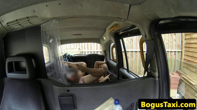 Превью Блондинка отсосала член и раздвинула ноги перед таксистом № 13690