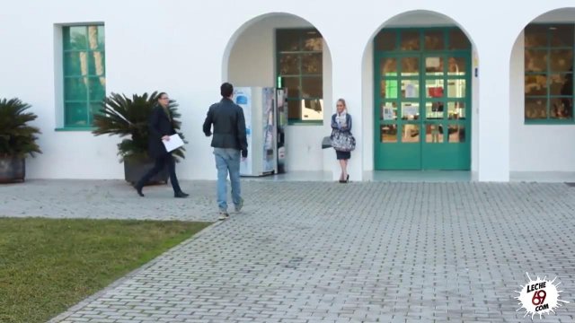 Превью Парень привел незнакомку домой, чтобы отыметь ее в киску на диване № 14124