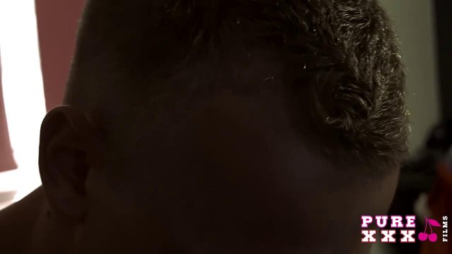 Превью Короткостриженная блондинка в чулках любит жесткий секс № 14190