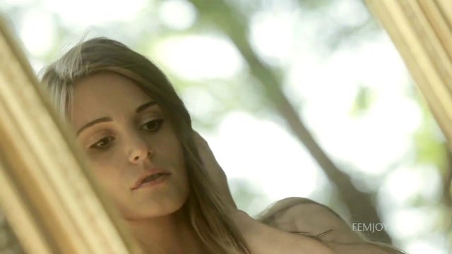 Превью Девушка на природе демонстрирует свои прелести перед зеркалом № 14200