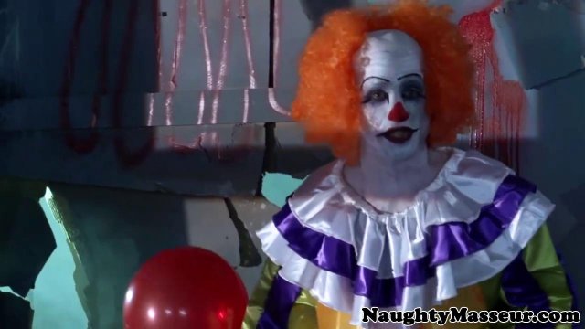 Превью Брюнетка отсосала член клоуну и занялась с ним сексом на кушетке № 14369