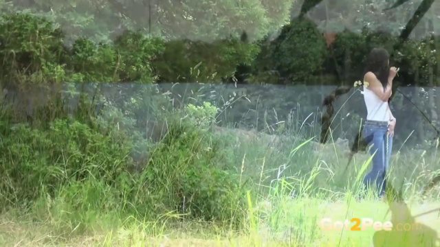 Превью Симпатичные телочки писают на улице, возле машин и на природе № 15395