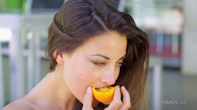 Превью Цыпочка любит фрукты и светить свой сочной пилоткой на камеру № 16190