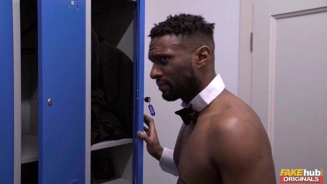 Превью Девки отсосали вдвоем черный член стриптизера и занялись с ним сексом № 35580