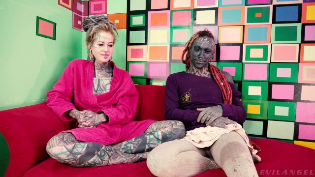 Превью Татуированная парочка устроила страстный секс на красном диване № 35615