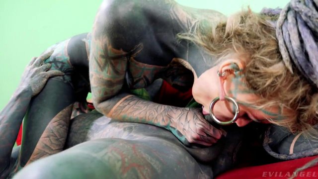 Превью Татуированная парочка устроила страстный секс на красном диване № 35615