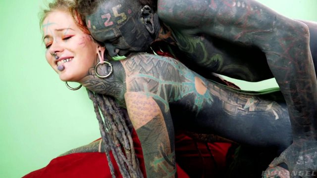 Превью Татуированная парочка устроила страстный секс на красном диване № 35615