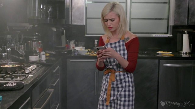 Превью Нежный лесбийский секс на диване двух очаровательных блондинок № 35667