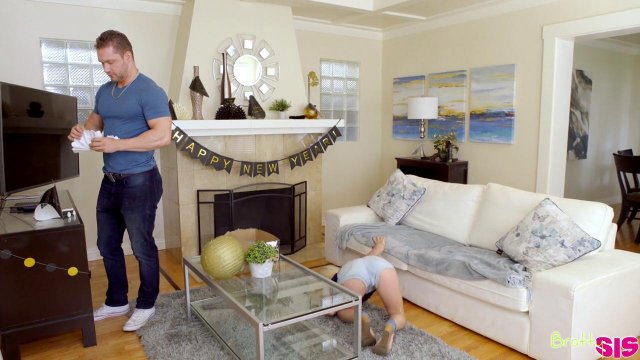 Превью Молодая телка возбудила мужика отсосом, а потом впустила в тугую киску № 35672