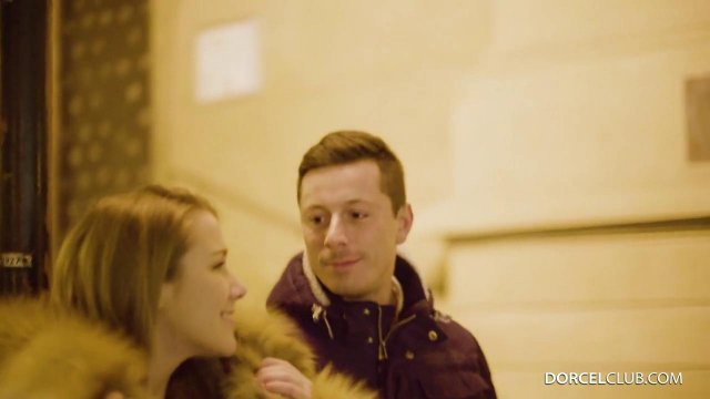 Превью Красотка в чулках после работы ублажает два члена своих коллег № 35677