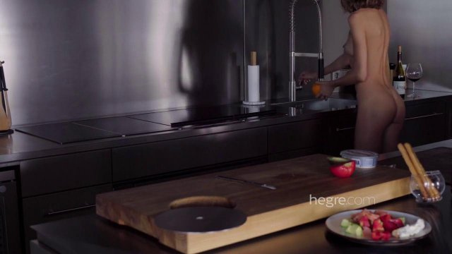 Превью Худая телка разгуливает голышом везде и всюду, демонстрируя свои прелести № 35762