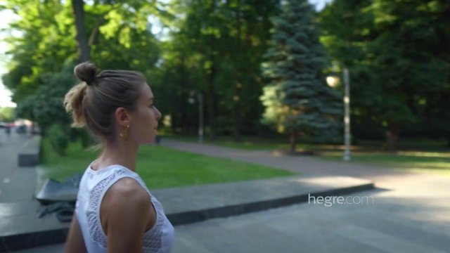 Превью Худая телка разгуливает голышом везде и всюду, демонстрируя свои прелести № 35762