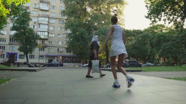 Превью Худая телка разгуливает голышом везде и всюду, демонстрируя свои прелести № 35762