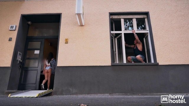 Превью Брюнетка развлекается с новым приятелем, подставляя киску для траха № 35770