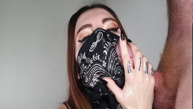 Превью Загадочная телочка страстно дрочит мощный член мужика № 35775