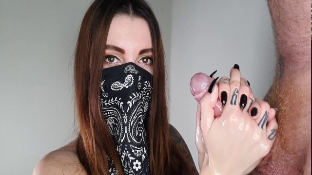 Превью Загадочная телочка страстно дрочит мощный член мужика № 35775