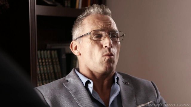 Превью Зрелый начальник принял брюнетку на работу только после секса № 35777