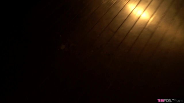 Превью Опытный мужик отымел молодую любовницу в киску и кончил ей внутрь № 35809