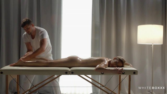 Превью Мужик делает массаж, а потом и куни для очаровательной телочки № 35854