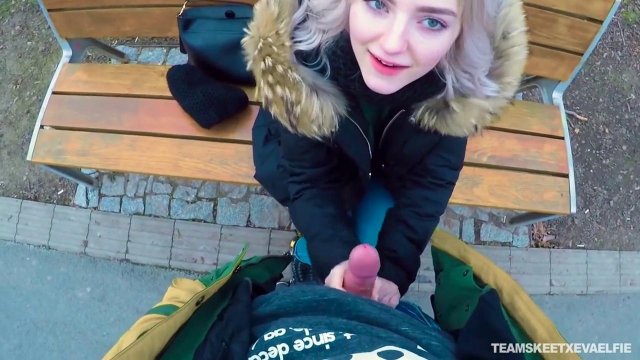 Превью Молодая девка дрочит член парня за деньги прямо на улице № 35865