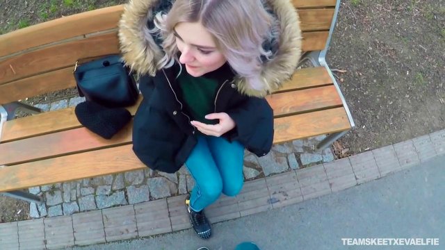 Превью Молодая девка дрочит член парня за деньги прямо на улице № 35865