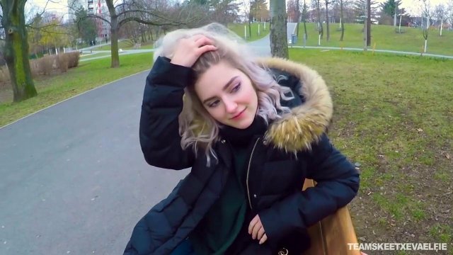 Превью Молодая девка дрочит член парня за деньги прямо на улице № 35865