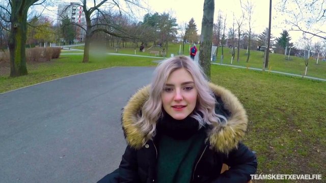 Молодая девка дрочит член парня за деньги прямо на улице