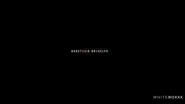 Превью Брюнетка привязала мужика к кровати, чтобы насладиться его членом № 35877