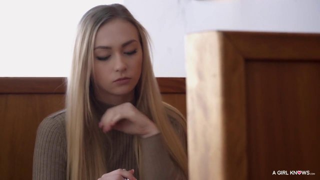 Превью Блондинка ублажает киску подруги вибратором и оральными ласками № 35886