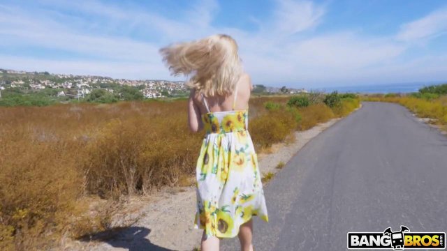 Девка сосет член парня на природе и дома, а потом трахается с ним