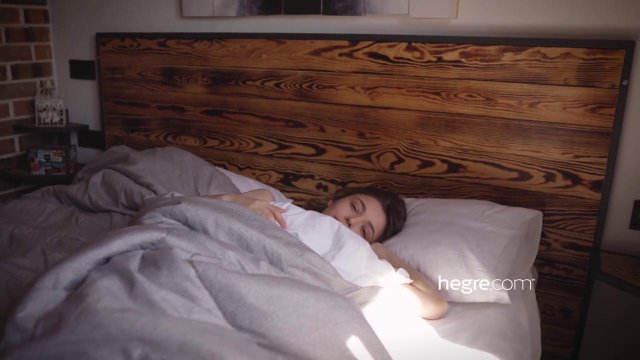 Превью Девушка любит мастурбировать в одиночестве всегда и везде № 35903