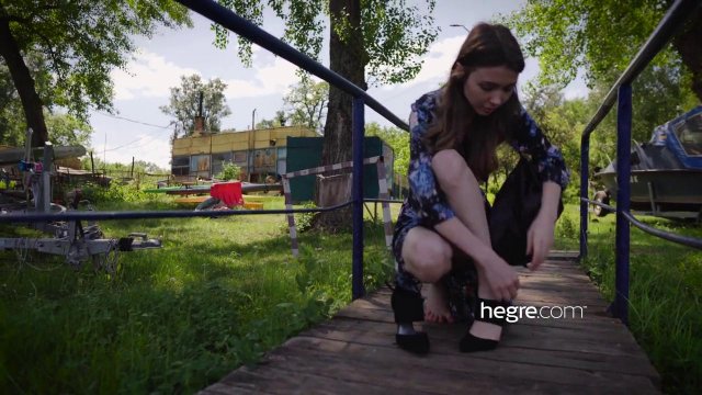 Девушка любит мастурбировать в одиночестве всегда и везде