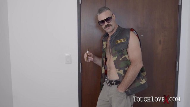 Превью Блондинка на каблуках раздвинула ноги, чтоб мачо трахнул ее № 35905