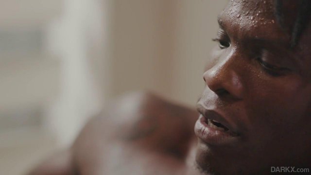 Жаркий секс темнокожего парня с блондинкой в ванной