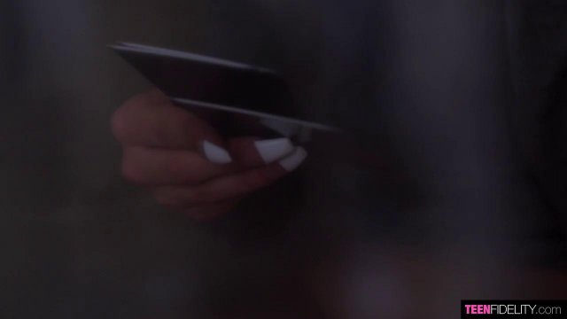 Превью Супруги занимаются страстным сексом на кровати по утру № 35989