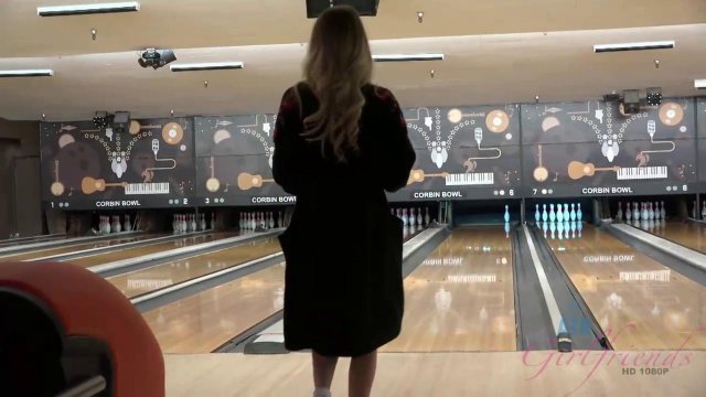 Превью Блондинка трахается с новым знакомым после игры в боулинг № 35998