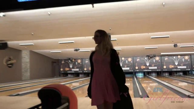 Превью Блондинка трахается с новым знакомым после игры в боулинг № 35998