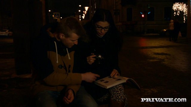 Превью Девушка привела домой незнакомца и трахнулась с ним на полу № 36024