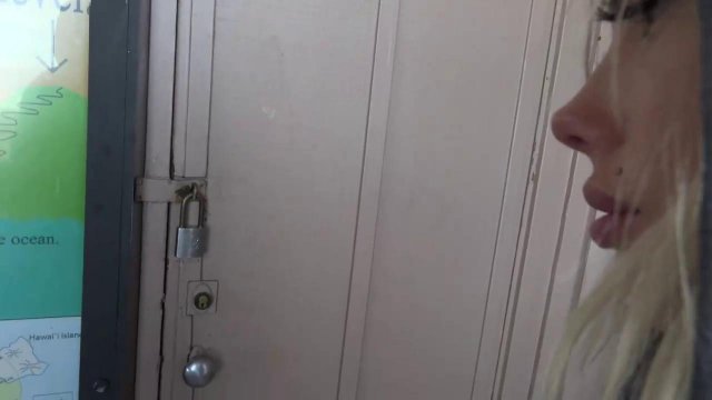 Превью Парень любит ласкать пилотку своей телки в машине и на природе № 36036