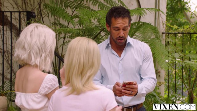 Превью Качок присоединился к лесби сексу блондинок и трахнул обеих № 36091