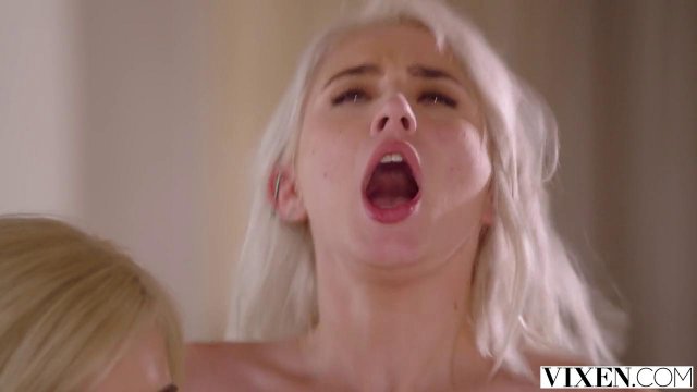 Качок присоединился к лесби сексу блондинок и трахнул обеих