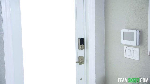 Превью Мужик душит жопастую бабу во время страстного траха № 39212