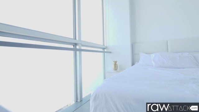 Превью Блондинка в красном шикарно трахается с другом мужа № 39245