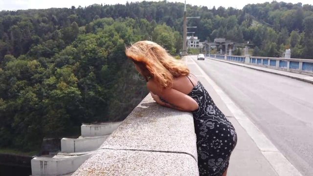 Превью Телка отдыхает на пирсе во время мастурбации № 39274