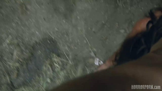 Превью Девушка-монстр грязно трахается с мужиком в сарае № 39278