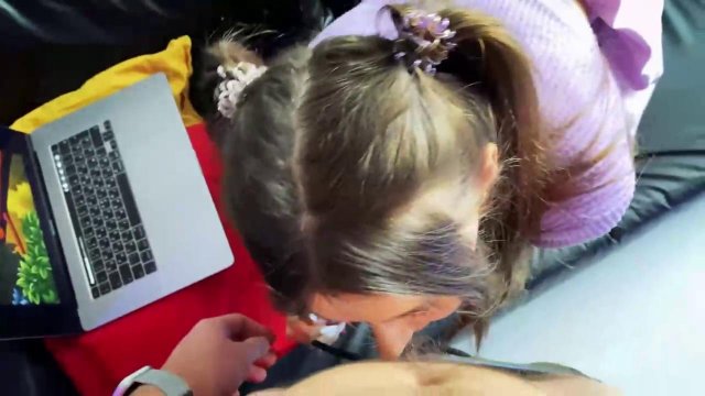 Превью Молодая девка разнообразила скучный досуг сексом с парнем № 39290