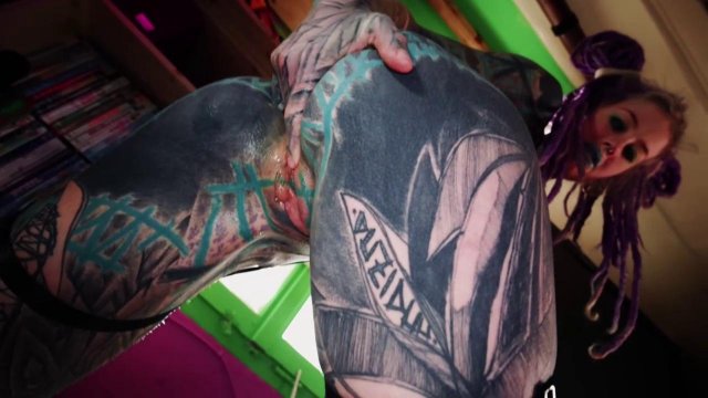 Татуированная неформалка трахает себя огромной дилдой