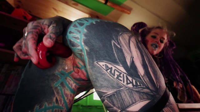 Превью Татуированная неформалка трахает себя огромной дилдой № 39301