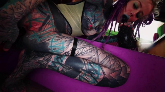 Превью Татуированная неформалка трахает себя огромной дилдой № 39301