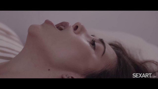 Лесбиянки нежно целуются и лижут друг другу